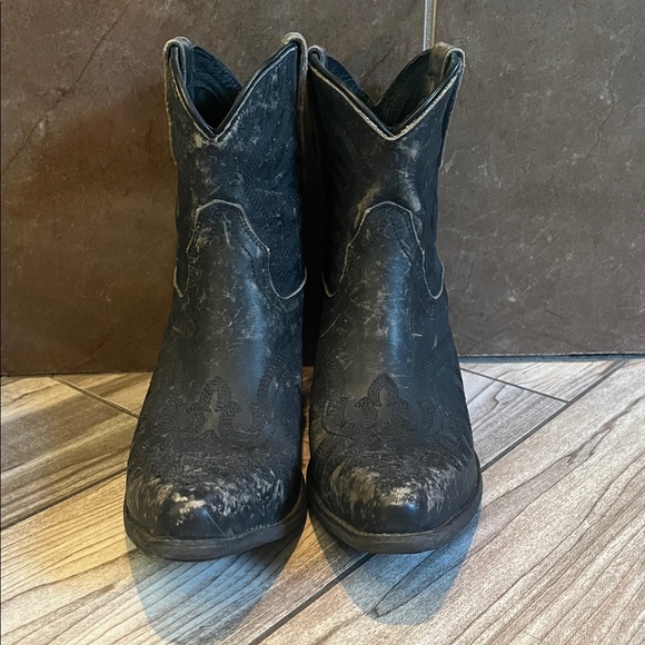 Ariat Black Leather cowgirl boots. Women’s 8 - Picture 2 of 8